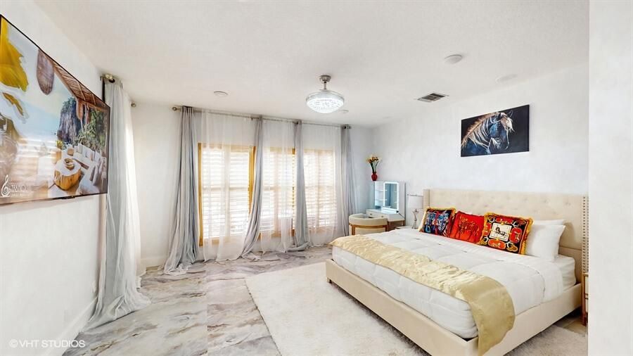 出租: $20,000 (6 贝兹, 4 浴室, 3345 平方英尺)