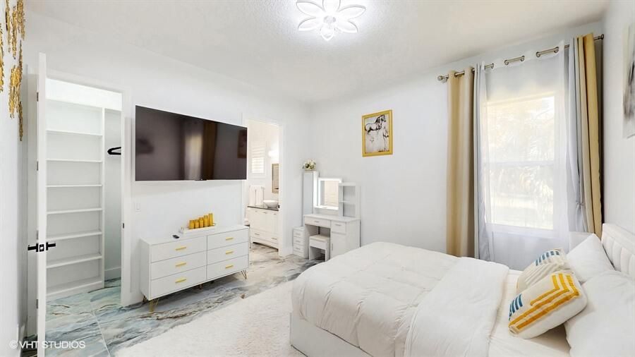 出租: $20,000 (6 贝兹, 4 浴室, 3345 平方英尺)