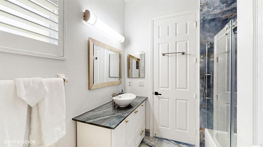 出租: $20,000 (6 贝兹, 4 浴室, 3345 平方英尺)