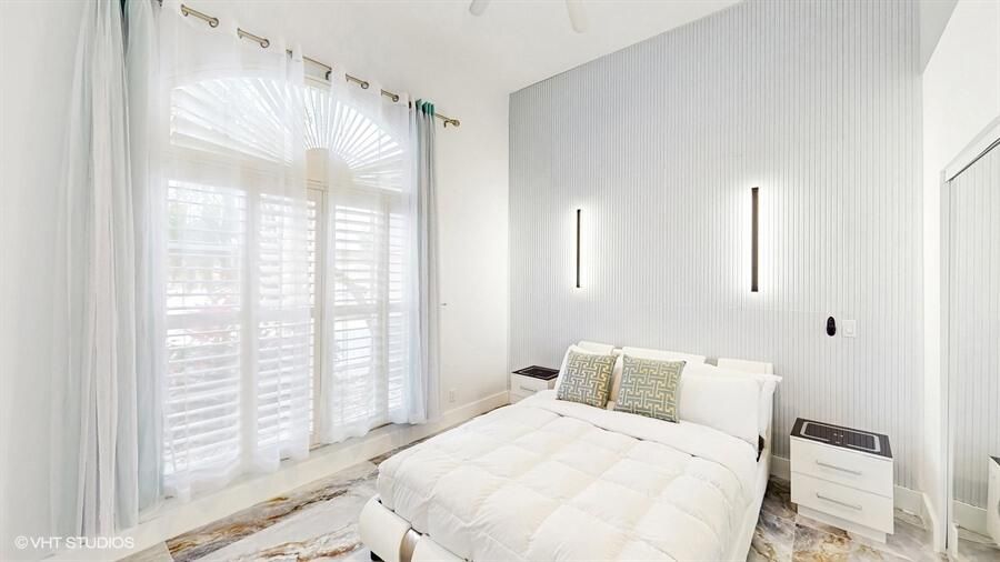 出租: $20,000 (6 贝兹, 4 浴室, 3345 平方英尺)