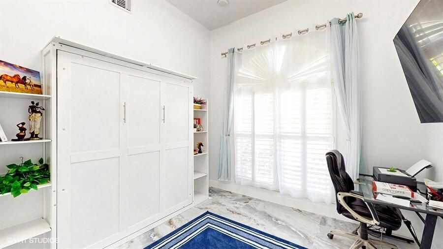 出租: $20,000 (6 贝兹, 4 浴室, 3345 平方英尺)