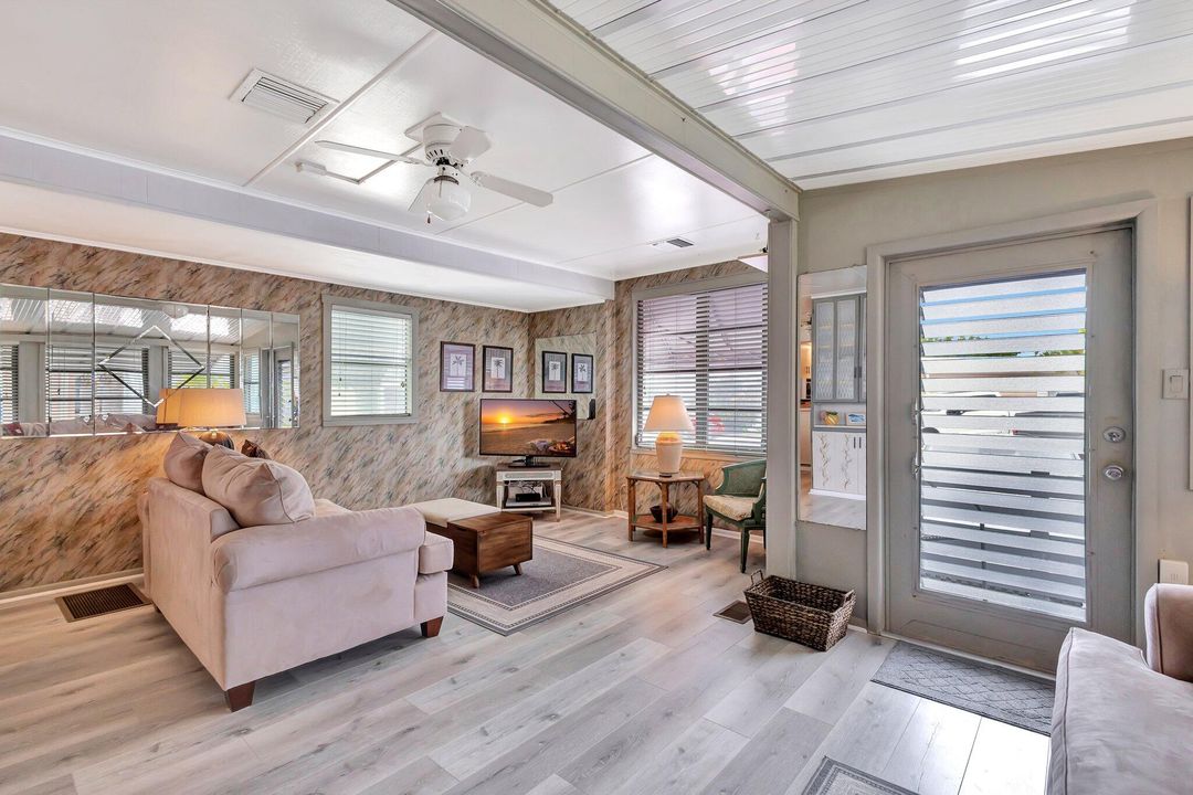 待售: $195,000 (1 贝兹, 1 浴室, 702 平方英尺)