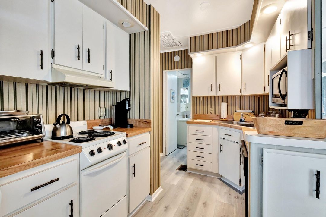 待售: $195,000 (1 贝兹, 1 浴室, 702 平方英尺)