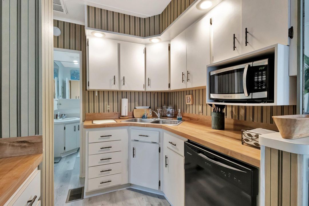 待售: $195,000 (1 贝兹, 1 浴室, 702 平方英尺)