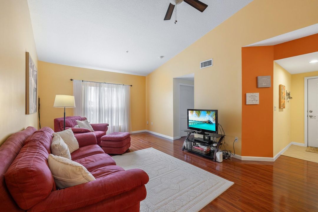 For Sale: $239,000 (2 beds, 2 baths, 994 Square Feet)
