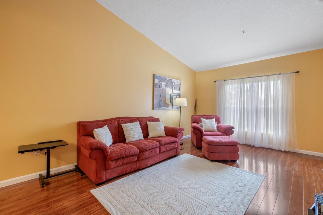 For Sale: $239,000 (2 beds, 2 baths, 994 Square Feet)