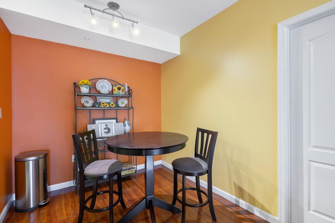 For Sale: $239,000 (2 beds, 2 baths, 994 Square Feet)