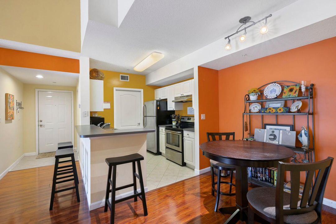 For Sale: $239,000 (2 beds, 2 baths, 994 Square Feet)