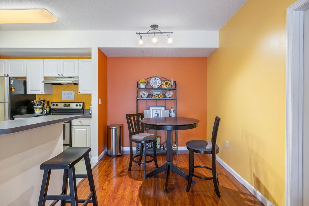 For Sale: $239,000 (2 beds, 2 baths, 994 Square Feet)