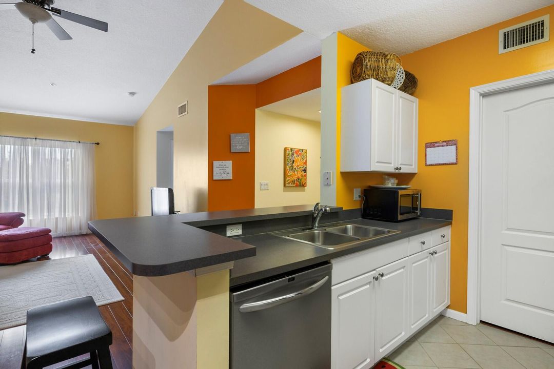 For Sale: $239,000 (2 beds, 2 baths, 994 Square Feet)