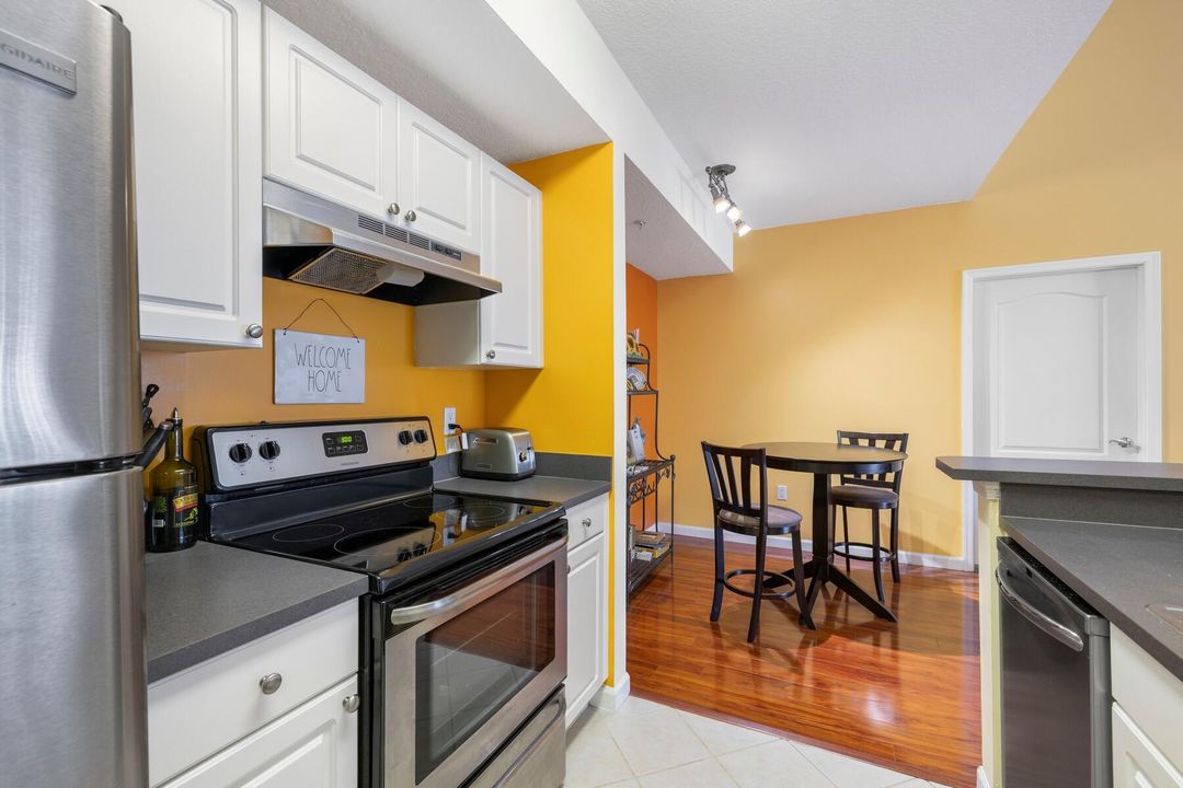 For Sale: $239,000 (2 beds, 2 baths, 994 Square Feet)