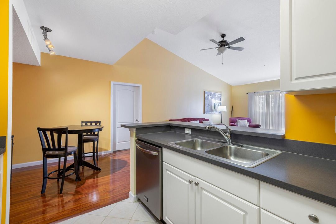 For Sale: $239,000 (2 beds, 2 baths, 994 Square Feet)