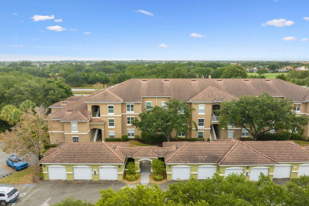 For Sale: $239,000 (2 beds, 2 baths, 994 Square Feet)