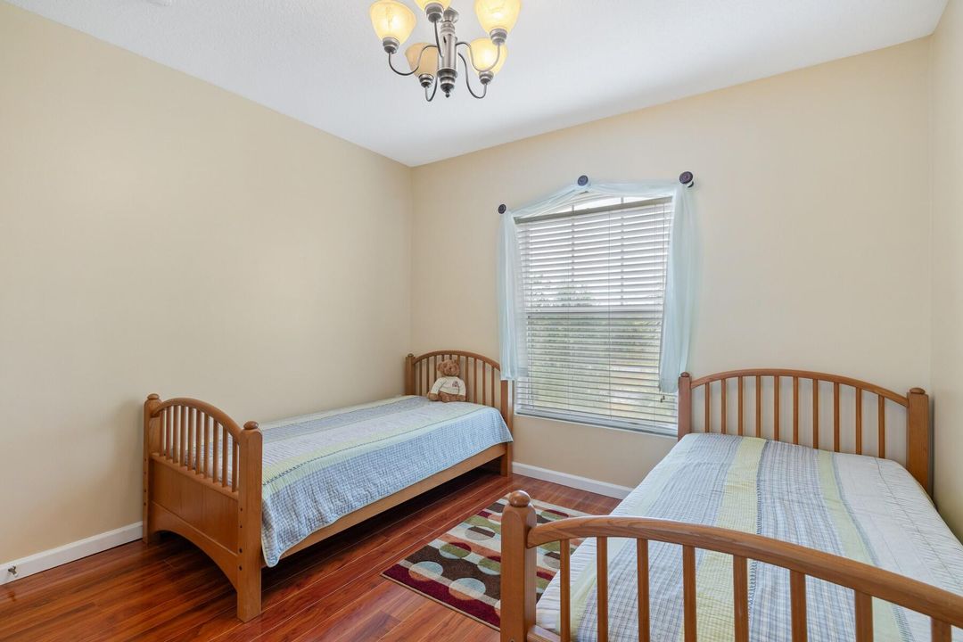 For Sale: $239,000 (2 beds, 2 baths, 994 Square Feet)