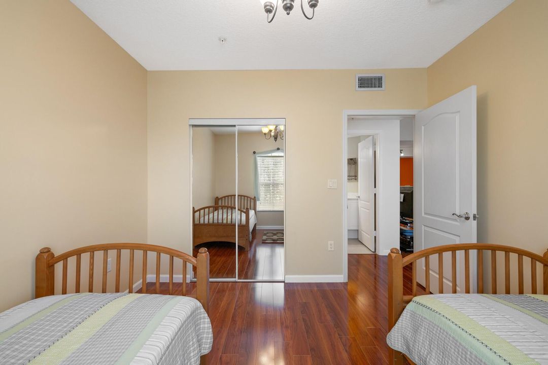 For Sale: $239,000 (2 beds, 2 baths, 994 Square Feet)