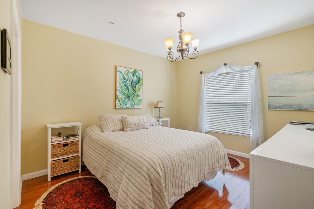 For Sale: $239,000 (2 beds, 2 baths, 994 Square Feet)