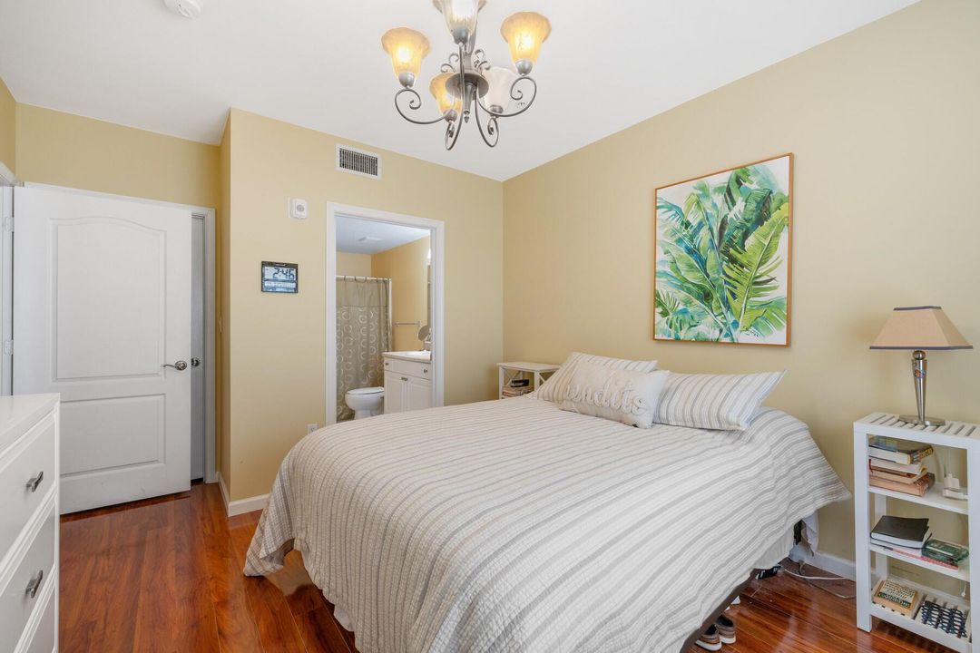 For Sale: $239,000 (2 beds, 2 baths, 994 Square Feet)