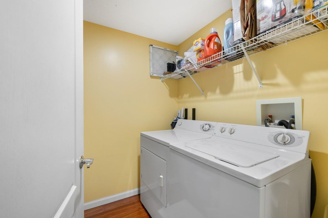 For Sale: $239,000 (2 beds, 2 baths, 994 Square Feet)