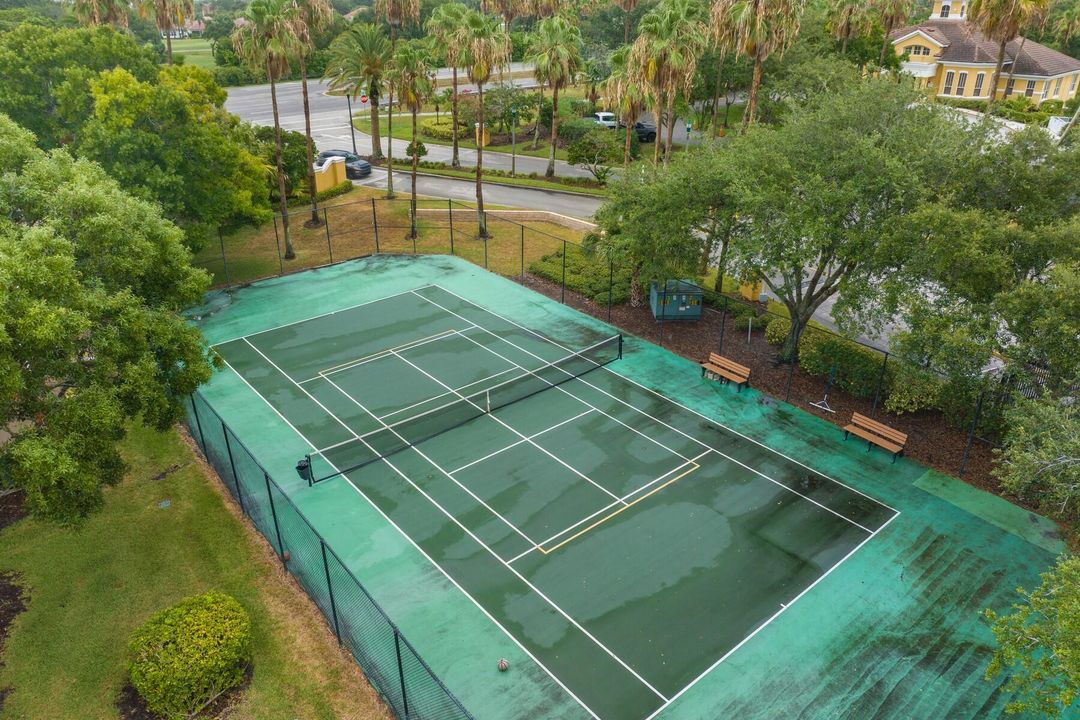 For Sale: $239,000 (2 beds, 2 baths, 994 Square Feet)