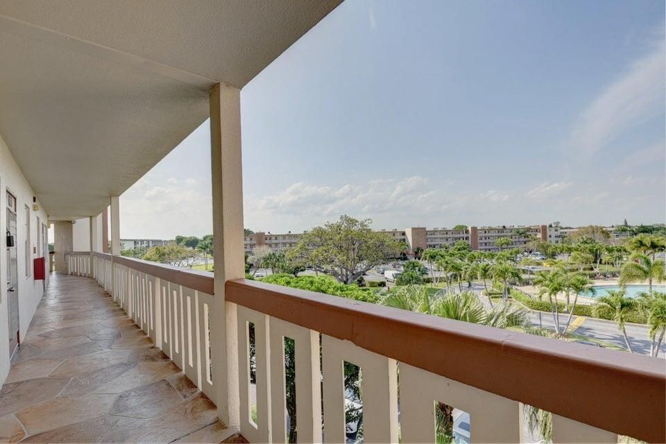 合同活跃: $2,000 (2 贝兹, 2 浴室, 896 平方英尺)