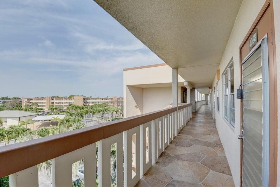 合同活跃: $2,000 (2 贝兹, 2 浴室, 896 平方英尺)