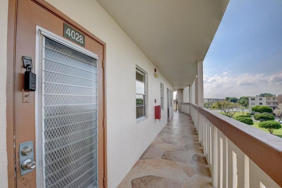 合同活跃: $2,000 (2 贝兹, 2 浴室, 896 平方英尺)