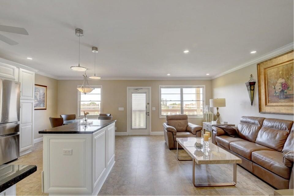 合同活跃: $2,000 (2 贝兹, 2 浴室, 896 平方英尺)