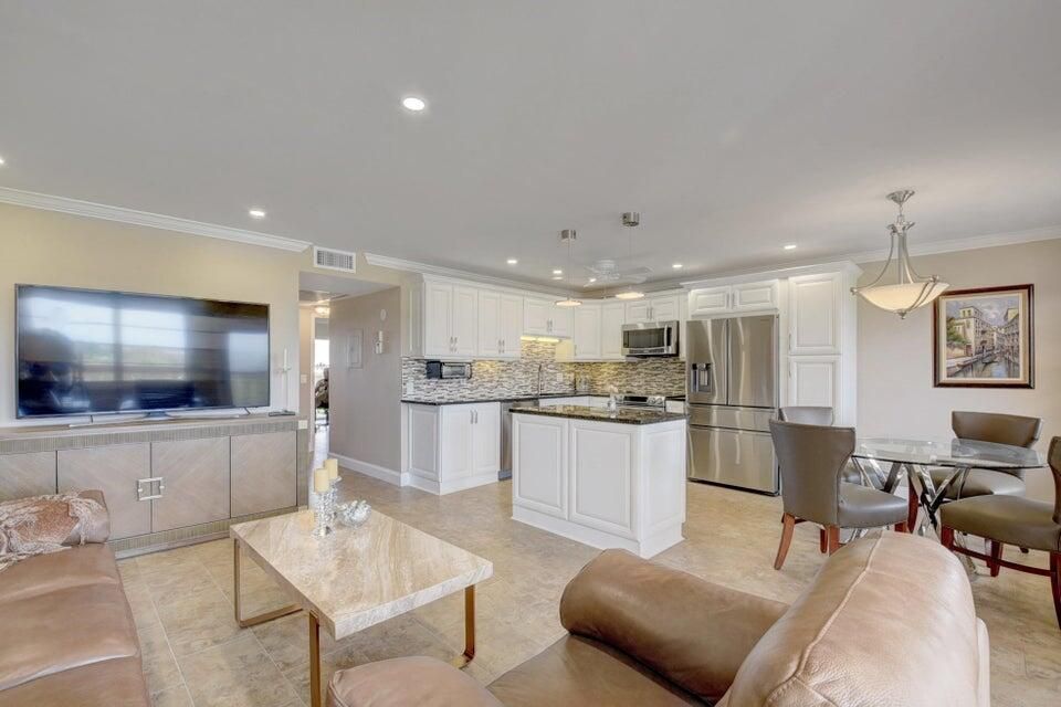 合同活跃: $2,000 (2 贝兹, 2 浴室, 896 平方英尺)