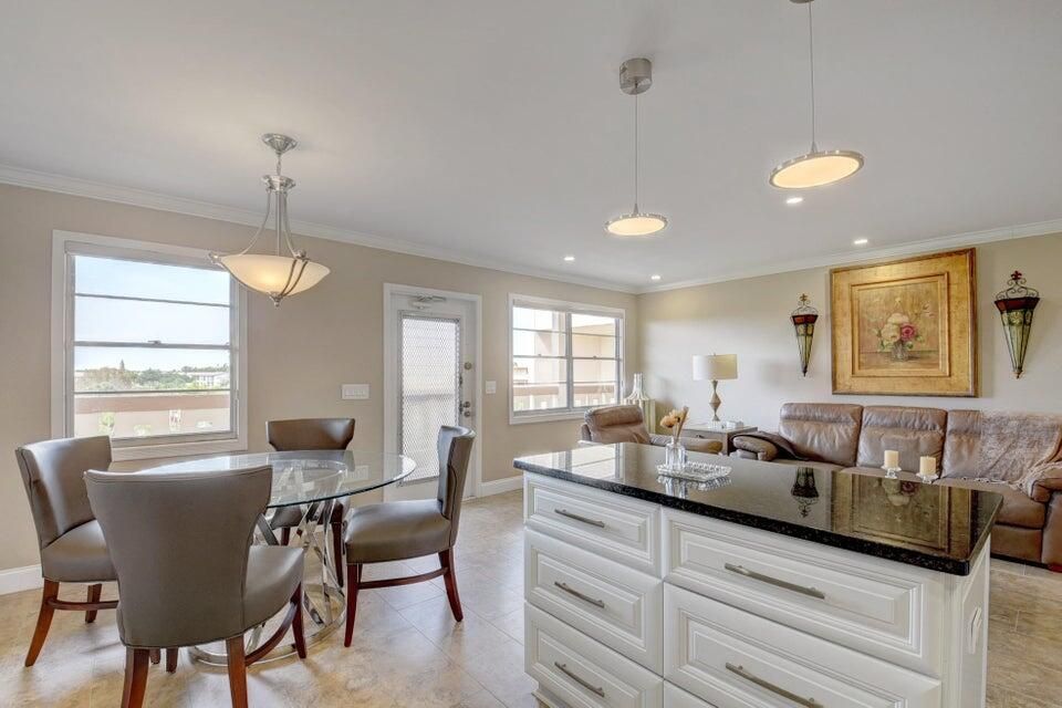 合同活跃: $2,000 (2 贝兹, 2 浴室, 896 平方英尺)