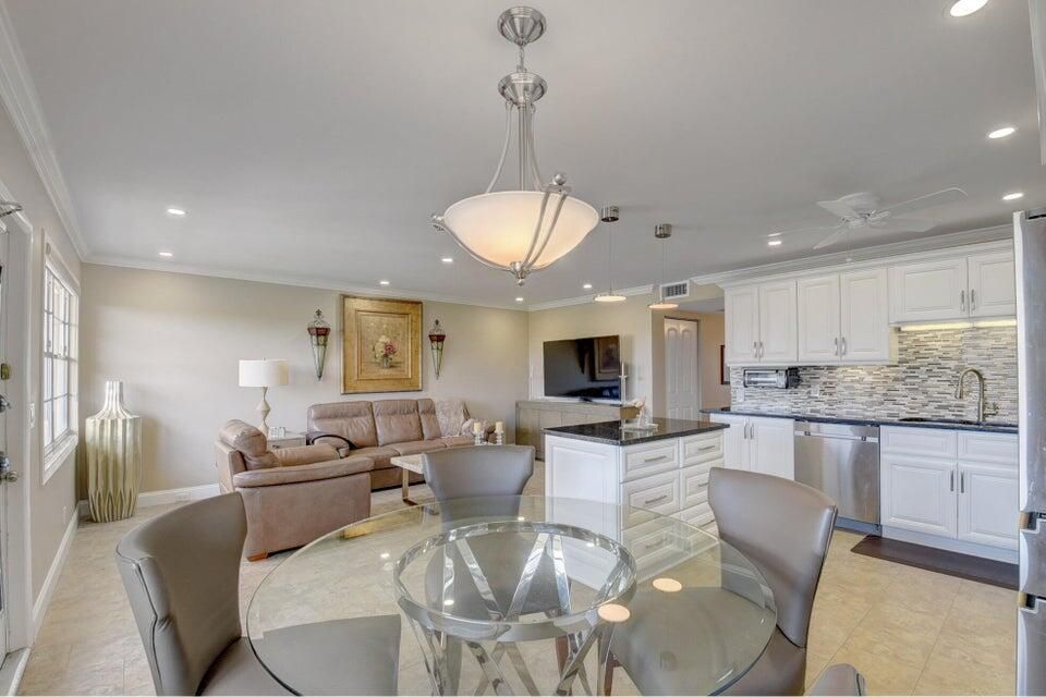 合同活跃: $2,000 (2 贝兹, 2 浴室, 896 平方英尺)