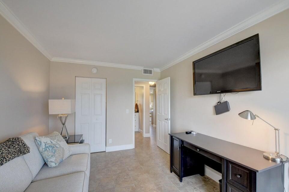 合同活跃: $2,000 (2 贝兹, 2 浴室, 896 平方英尺)