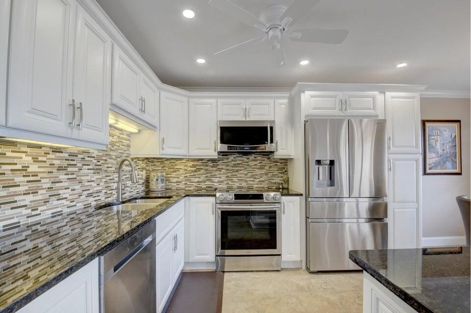 合同活跃: $2,000 (2 贝兹, 2 浴室, 896 平方英尺)