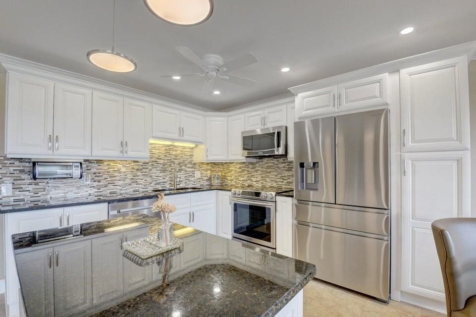 合同活跃: $2,000 (2 贝兹, 2 浴室, 896 平方英尺)