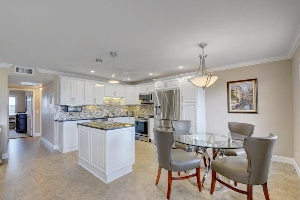 合同活跃: $2,000 (2 贝兹, 2 浴室, 896 平方英尺)