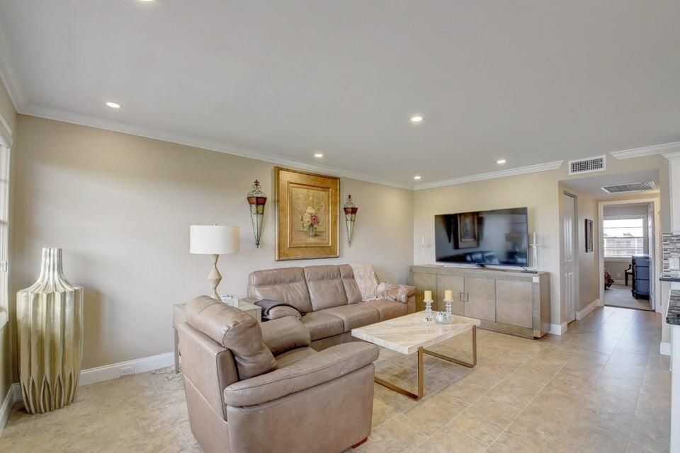 合同活跃: $2,000 (2 贝兹, 2 浴室, 896 平方英尺)