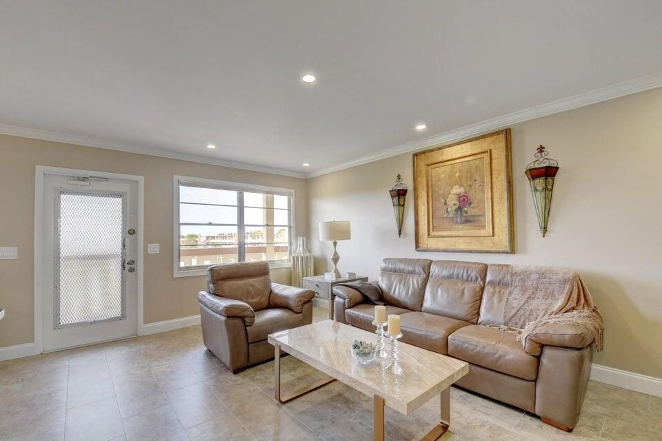 合同活跃: $2,000 (2 贝兹, 2 浴室, 896 平方英尺)