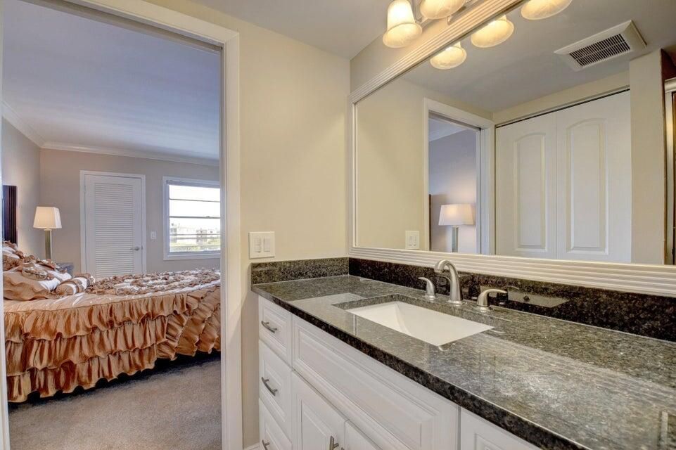 合同活跃: $2,000 (2 贝兹, 2 浴室, 896 平方英尺)