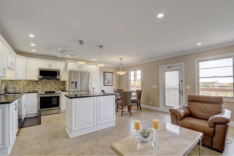 合同活跃: $2,000 (2 贝兹, 2 浴室, 896 平方英尺)