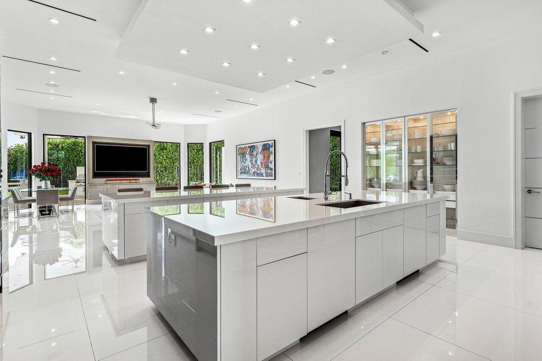 For Sale: $9,950,000 (6 beds, 8 baths, 9041 Square Feet)