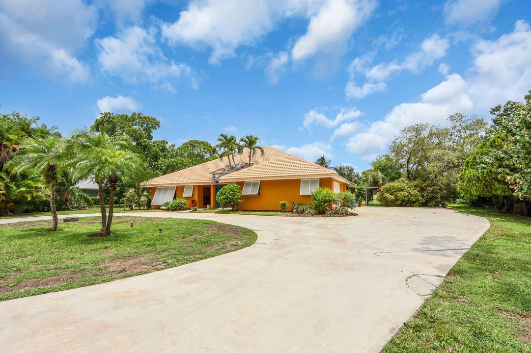 合同活跃: $650,000 (3 贝兹, 2 浴室, 2347 平方英尺)