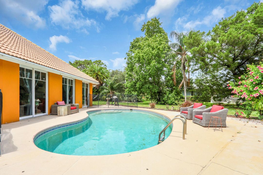 合同活跃: $650,000 (3 贝兹, 2 浴室, 2347 平方英尺)