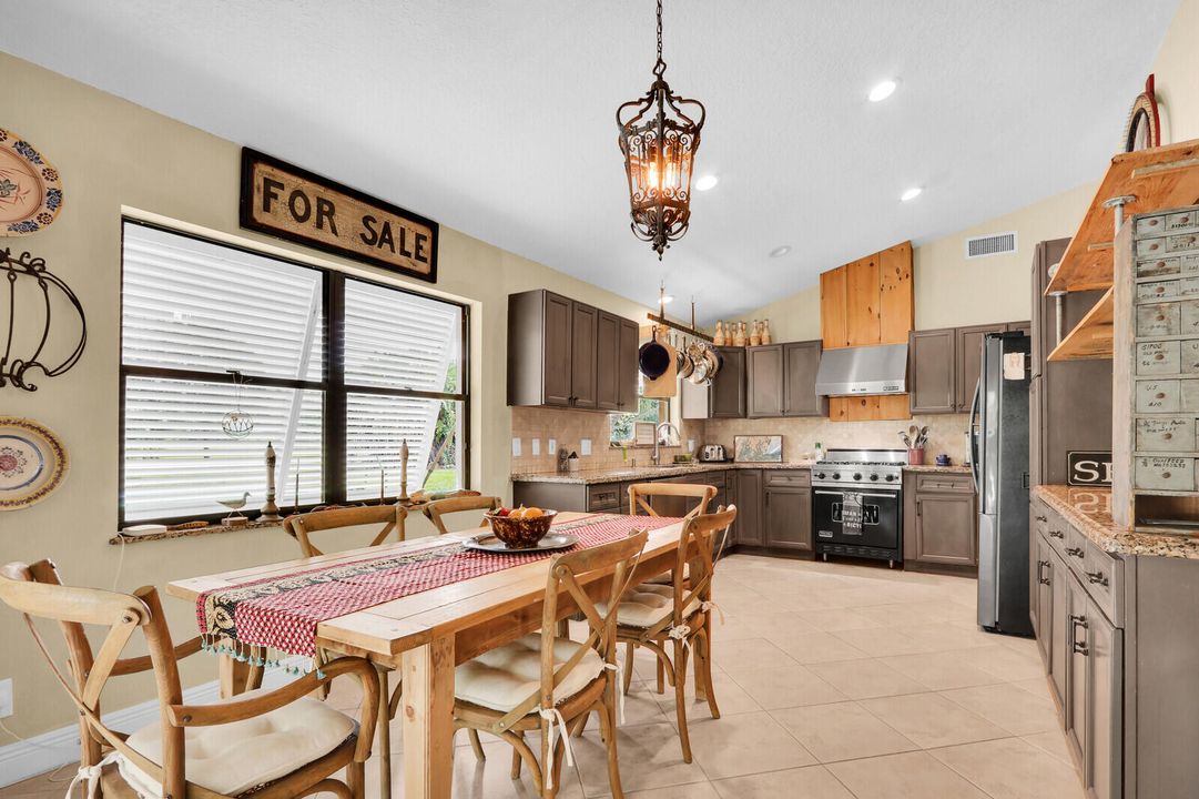 合同活跃: $650,000 (3 贝兹, 2 浴室, 2347 平方英尺)