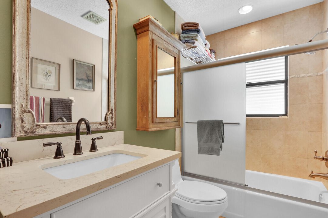 合同活跃: $650,000 (3 贝兹, 2 浴室, 2347 平方英尺)