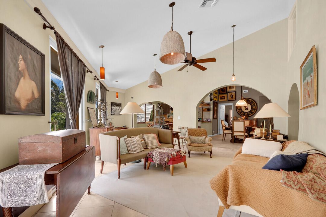 合同活跃: $650,000 (3 贝兹, 2 浴室, 2347 平方英尺)