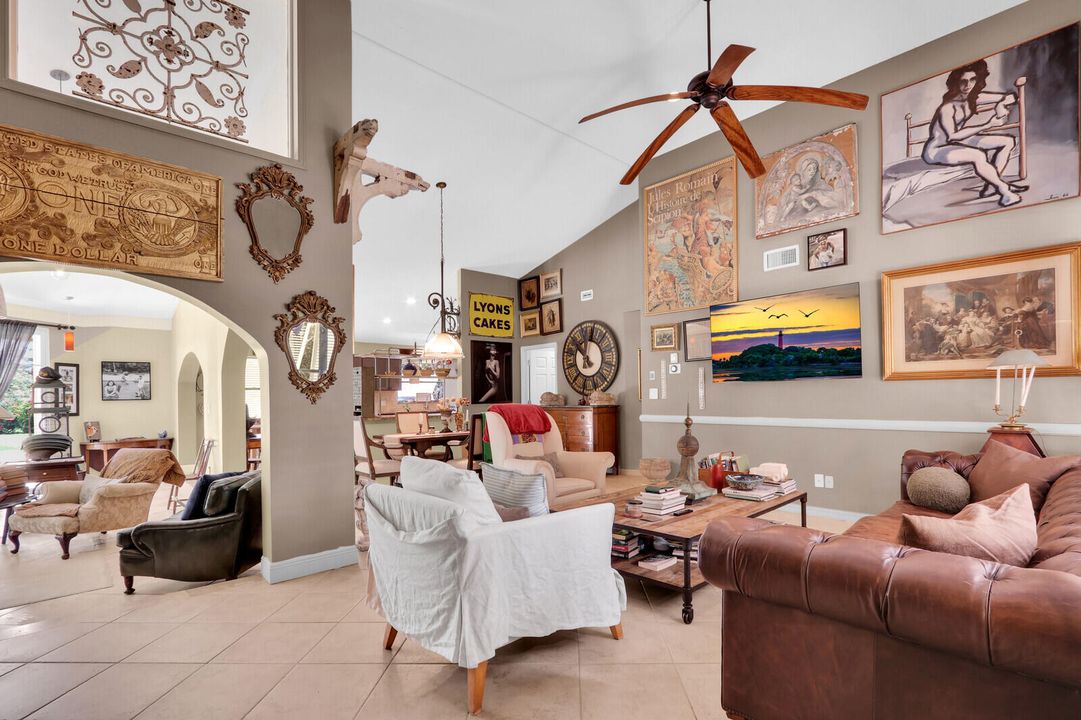 合同活跃: $650,000 (3 贝兹, 2 浴室, 2347 平方英尺)