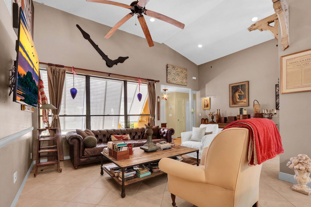 合同活跃: $650,000 (3 贝兹, 2 浴室, 2347 平方英尺)