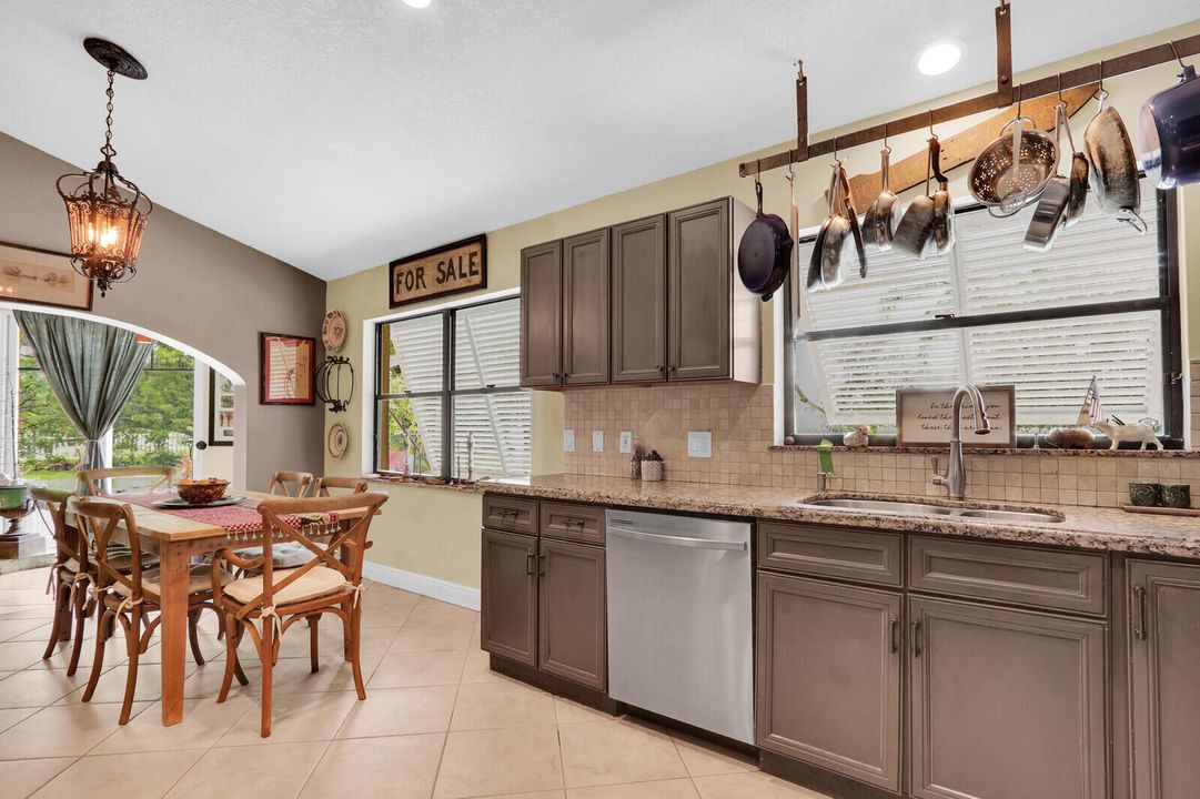 合同活跃: $650,000 (3 贝兹, 2 浴室, 2347 平方英尺)