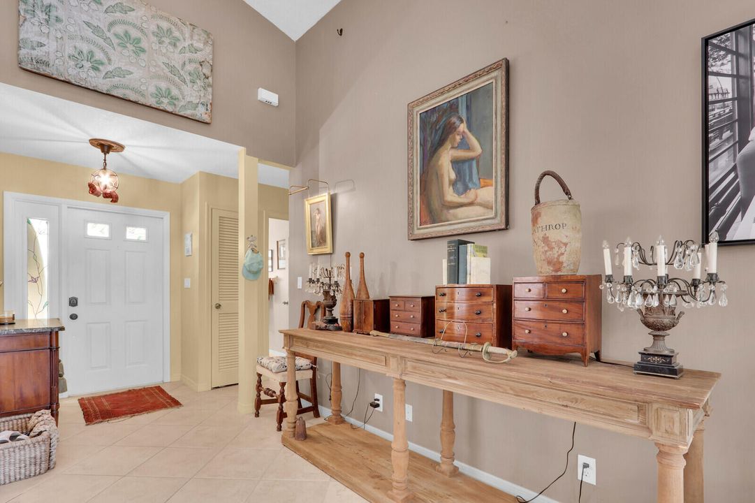 合同活跃: $650,000 (3 贝兹, 2 浴室, 2347 平方英尺)