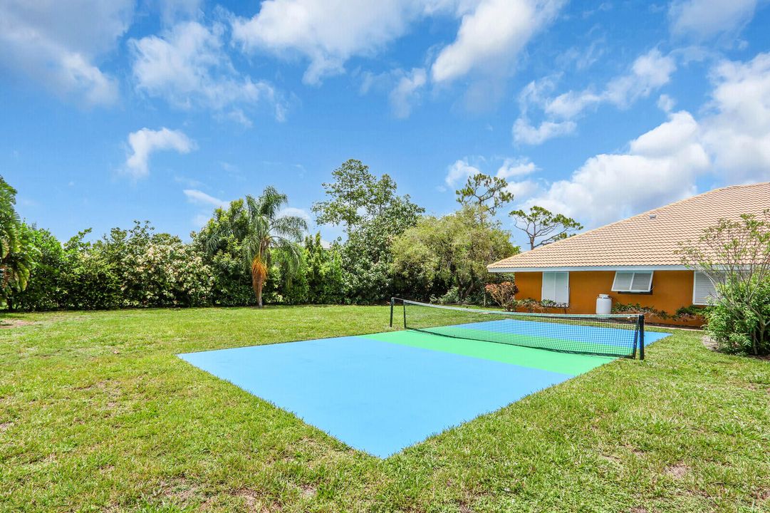 合同活跃: $650,000 (3 贝兹, 2 浴室, 2347 平方英尺)