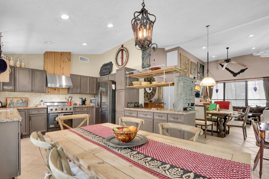 合同活跃: $650,000 (3 贝兹, 2 浴室, 2347 平方英尺)